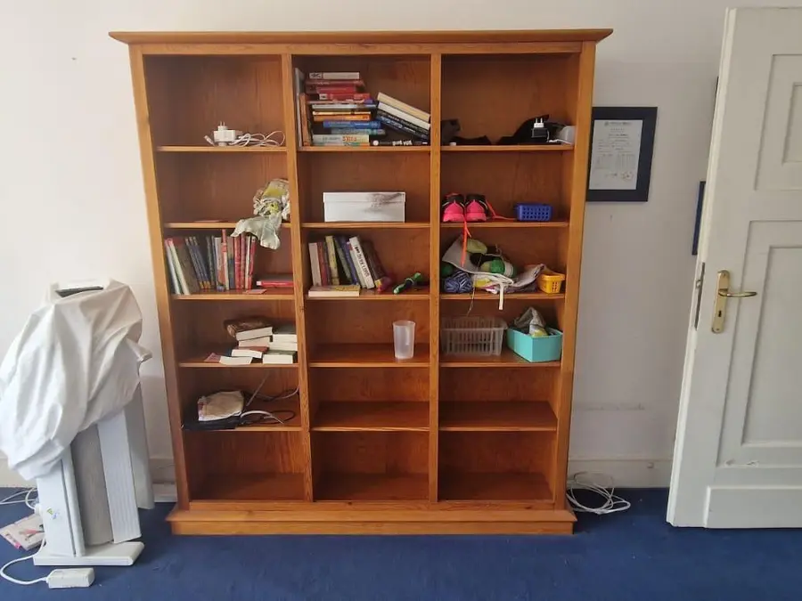 Raum mit Bücherregal, Heizgerät und Kleinteilen vor der Räumung