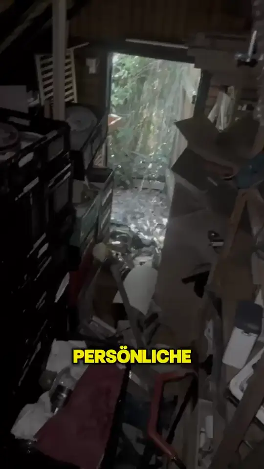 Vollgestellter Dachboden zu Beginn eines Einsatzes