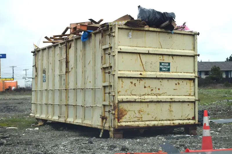 Gefüllter Container für die fachgerechte Entsorgung nach einer Entrümpelung